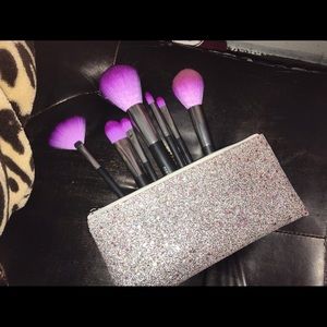 7 Set makeup brushes w/ bag .
